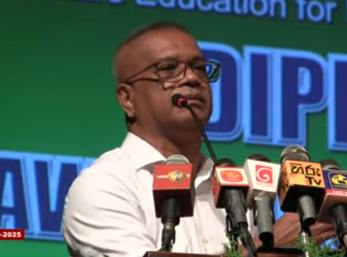 ‘වැඩ කරන මිනිහට සහතික අවශ්‍ය නෑ' - ඇමති ලාල්කාන්ත