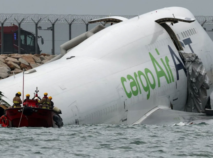 භාණ්ඩ ප්‍රවාහන ගුවන් යානයක් හොංකොං ධාවන පථයෙන් මුහුදට ලිස්සා යාමෙන් දෙදෙනෙකු මරුට