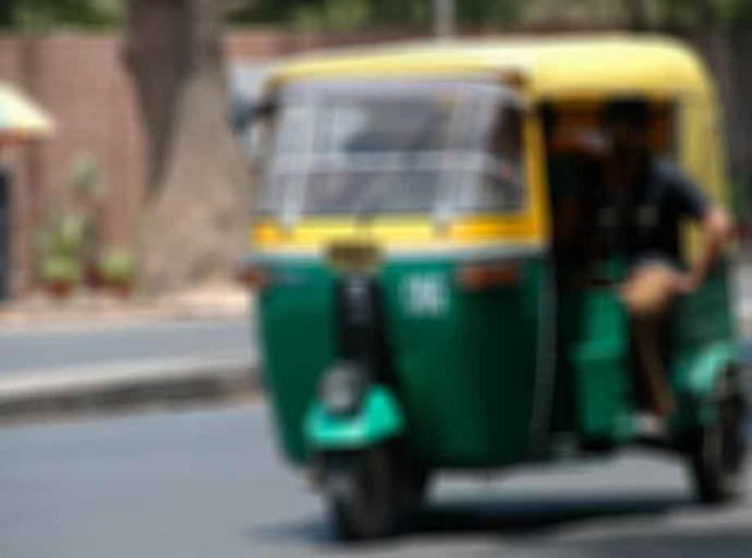 කි.මී. 3 ක කුලී ගමනට සංචාරක තරුණියගෙන් රු.14,000 ක් අරගෙන