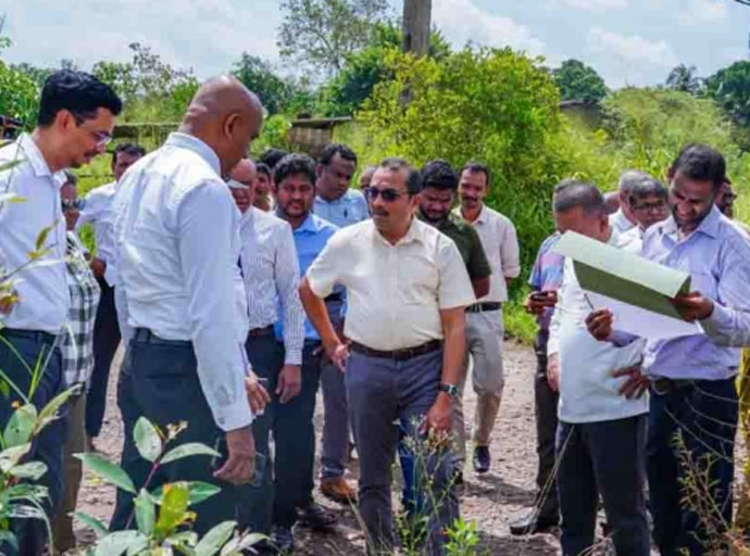 ඇමැති මාරුවෙන් පසු විදේශ ගත වූ බිමල් වේයන්ගොඩින් යළි කරලියට !