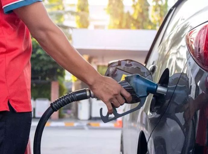 ඉන්ධන මිල සංශෝධනය කෙරේ