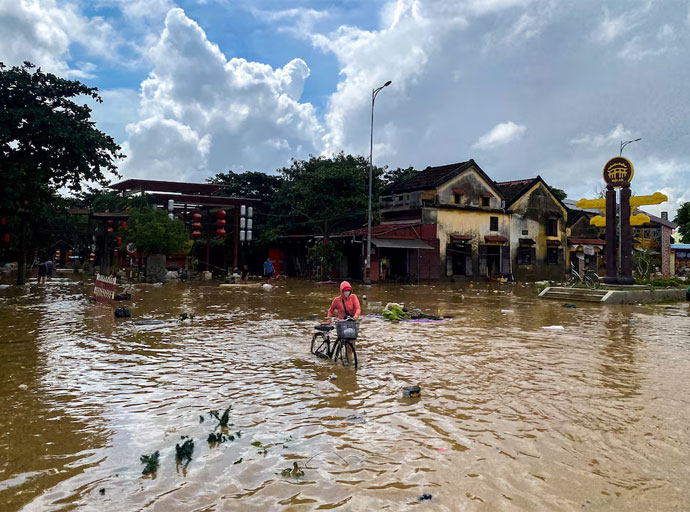 වියට්නාමයේ ජල ගැලීම් : 13ක්  බිලි ගනී;  11ක් අතුරුදන්; සංචාරක ව්යාපාරයටත්  බාධා !