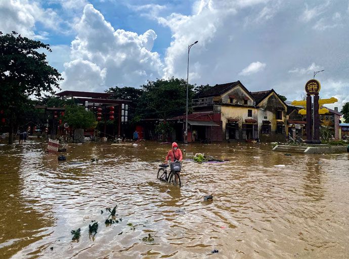 වියට්නාමයේ ජල ගැලීම් : 13ක්  බිලි ගනී;  11ක් අතුරුදන්; සංචාරක ව්‍යාපාරයටත්  බාධා !