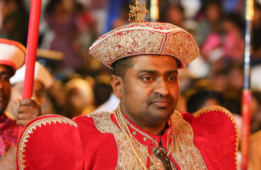 පස්ගම නාථ දේවාලයේ සහ මහනුවර කතරගම දේවාලයේ බස්නායක නිලමේ දමින්ද බණ්ඩාර උඩුරාවණ