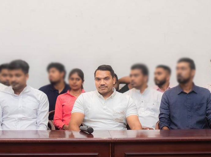 තරුණියන් පිරිසක් ඉදිරියේ  සිංහයකු වුණ නාමල්