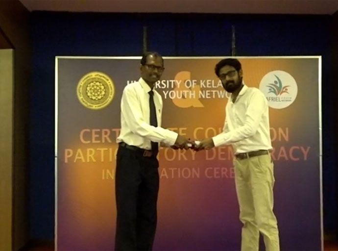 කැලණිය විශ්වවිද්‍යාලයේ ‘සහභාගීත්ව ප්‍රජාතන්ත්‍රවාදය’ පාඨමාලාව වෙනුවෙන් ග්‍රාමීය ක්ෂේත්‍ර නිලධාරීන්ට රු. 40,000 බැගින් වූ පූර්ණ ශිෂ්‍යත්ව 100ක් ප්‍රදානය කෙරේ!