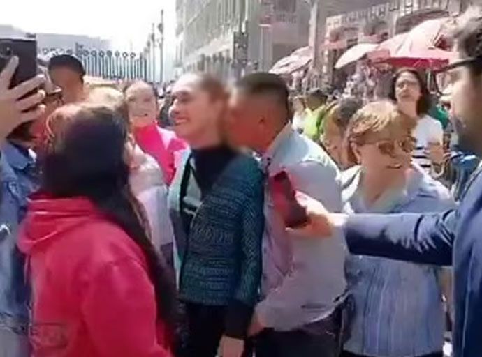 ජනතාව අතරට ගිය මෙක්සිකානු ජනපතිනියට අකරතැබ්බයක්