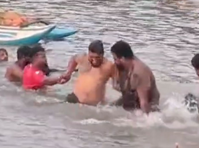 දැදුරුඔයේ අලුත්ම තත්වය - හතරක් බේරා ගත් වීරයන් (වීඩියෝ)