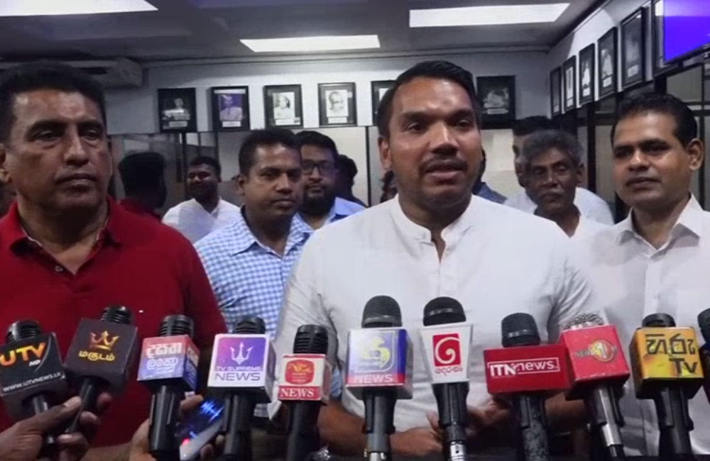 නාමල්, ජොන්ස්ටන්, චානක සහ සංජිව ශ්‍රීලනිප මුලස්ථානයේ !