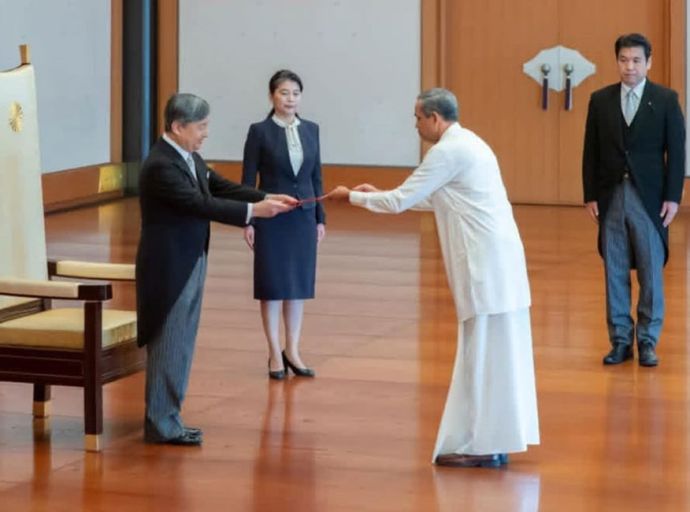 ජපානයේ ශ්‍රී ලංකා තානාපති ජපන් අධිරාජයාට අක්තපත්‍ර පිළිගන්වයි