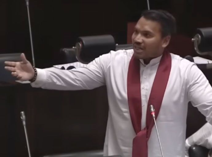 'අපිට කැබ් එපා, අපේ කැබ් තුන අපි සෞඛ්‍ය අමාත්‍යාංශයට දෙනවා' - නාමල් රාජපක්ෂ