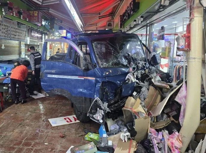 දකුණු කොරියාවේ ට්‍රක් රථයක් කඩා වැදී 20කට තුවාළ 