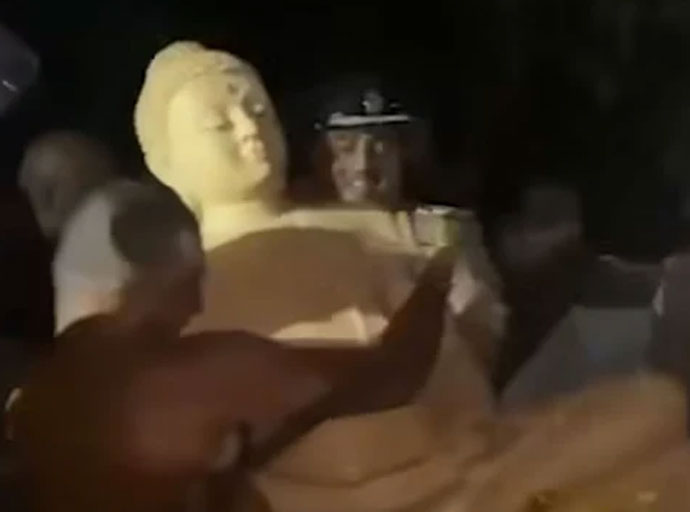 පොලිසියෙන් බුද්ධ ප්‍රතිමාව ඉවත් කළේ පිළිමයේ ආරක්ෂාව සහතික කරන්න- පොලිස් ඇමති කියයි