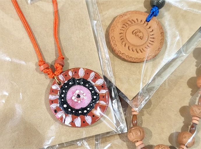 කෑල්ලේ කාන්තාවන් මැටියෙන් දාපු වැඩ කෑලි - වීඩියෝ