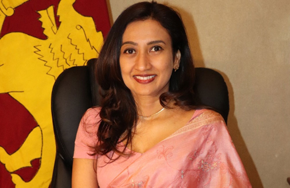 රහස් පොලිසිය සරෝජා සිරිසේනගෙන් ප්‍රශ්න කරයි!