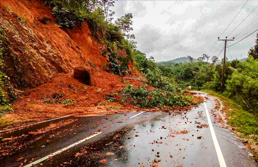 අයහපත් කාලගුණය නිසා මහනුවර – මහියංගණය මාර්ගය වසා දැමේ