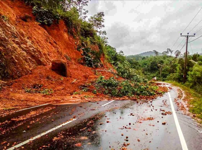 අයහපත් කාලගුණය නිසා මහනුවර – මහියංගණය මාර්ගය වසා දැමේ