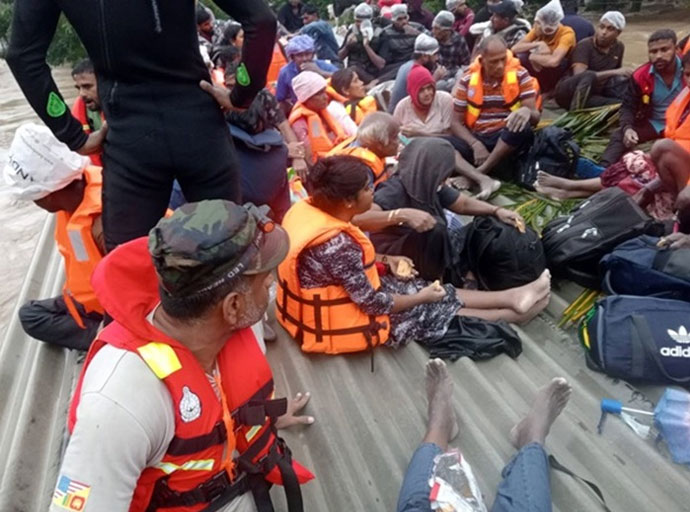 වහල මත සිටි මගීන් 67 දෙනාම බේරා ගැනේ