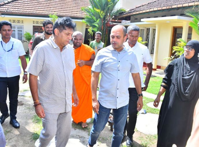 සජිත් සහ මරික්කාර්, විපතට පත්වු අය බලන්න ගොතටුවට යති