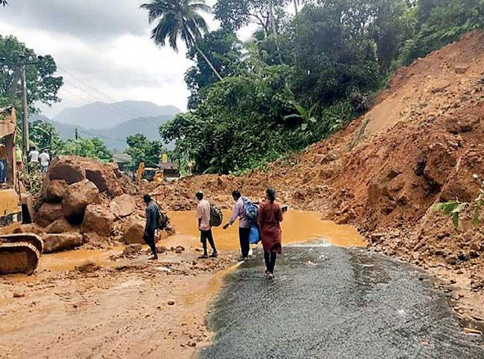 හැටන්- කොළඹ මාර්ගයේ කඩා වැටුණු පස් කඳු ඉවත් කිරීම ඇරඹේ