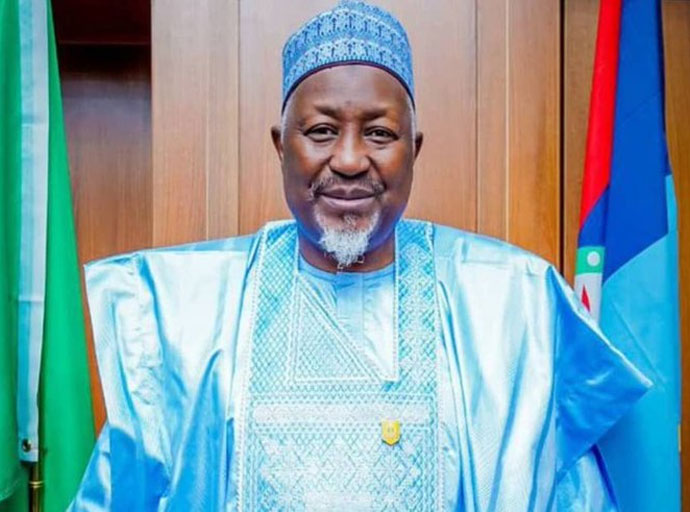 නයිජීරියාවේ ආරක්ෂක ඇමති සිය ධූරයෙන් ඉල්ලා අස්වෙයි