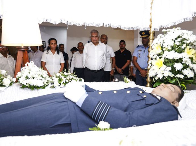 ගුවන් විරුවාට ගෞරව දක්වන්න රනිලුත් යයි