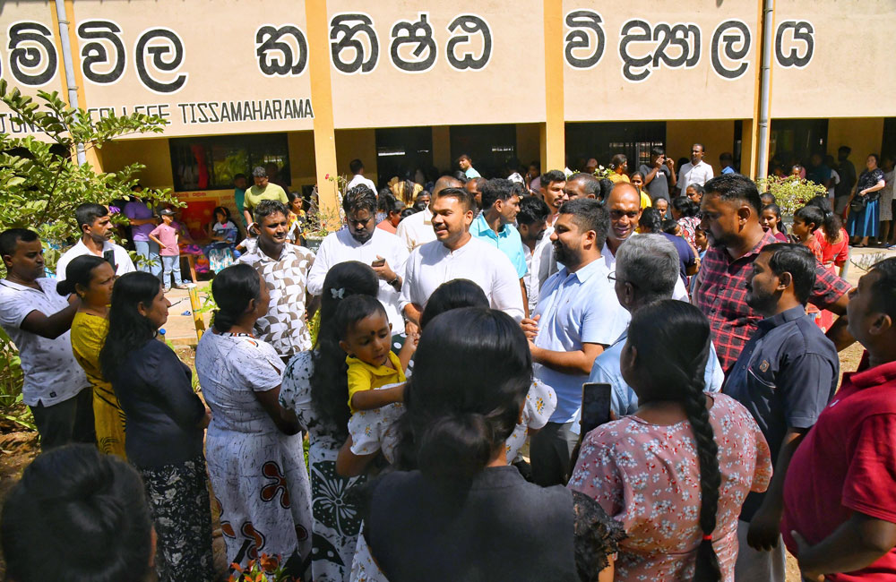 'ආදරය' අරගෙන නාමල් අවතැන් වූ දරුවන්ට පොත්පත් පාසැල් උපකරණ ලබා දෙයි