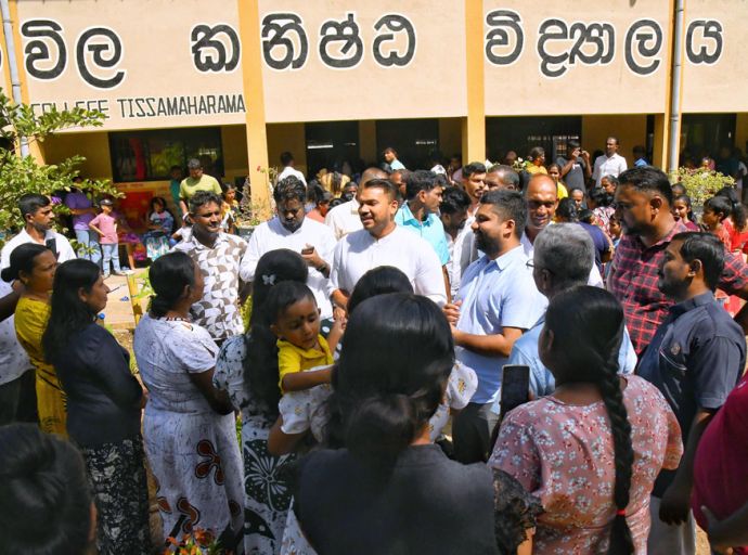 'ආදරය' අරගෙන නාමල් අවතැන් වූ දරුවන්ට පොත්පත් පාසැල් උපකරණ ලබා දෙයි
