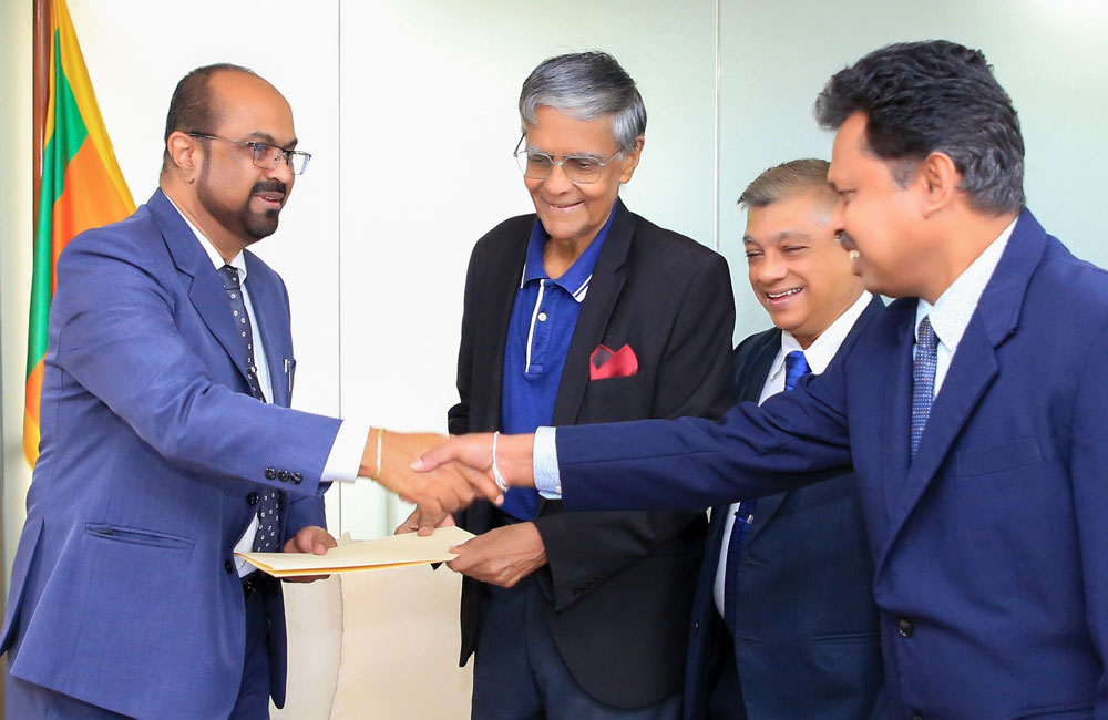 ජාතික විදුලි ප්‍රතිපත්ති කෙටුම්පත බලශක්ති අමාත්‍යවරයාට පිළිගන්වයි