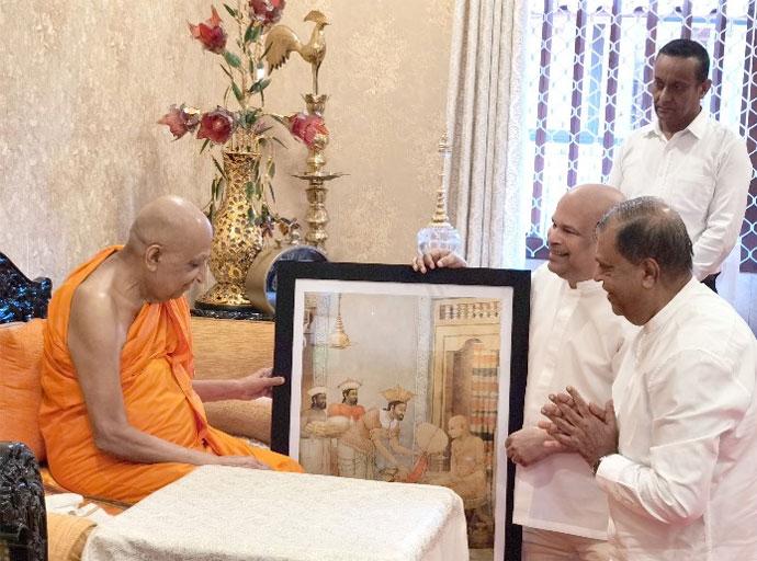 මිලින්ද මොරගොඩ මල්වතු අස්ගිරිය මහ නාහිමිවරු මුණ ගැසෙයි