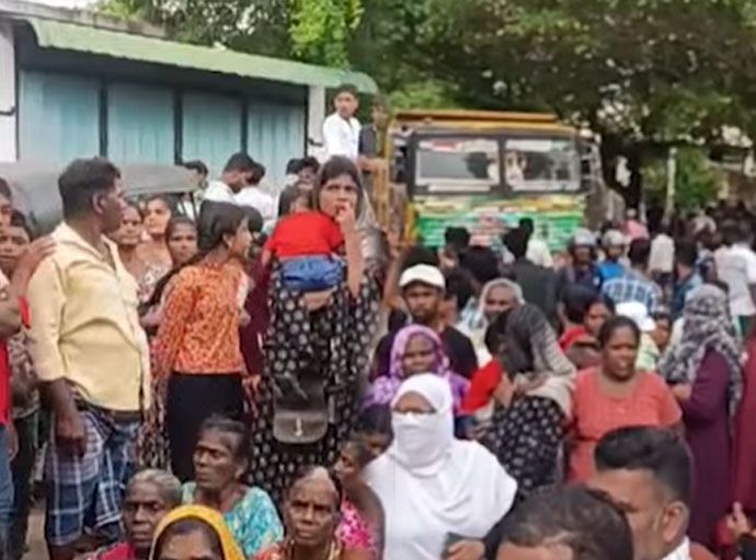 '25,000 අරන් තියෙන්නේ සල්ලිකාරයෝ.. දුප්පත් අපිට නෑ' - පුත්තලමේ දහසකට අධික පිරිසක් පාරට බහී