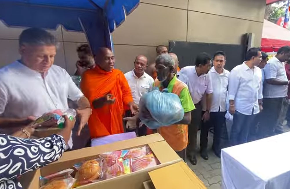 දිලිත්, කොළඹ මහ නගර සභා සේවකයින්ට නත්තල් තෑගි බෙදයි