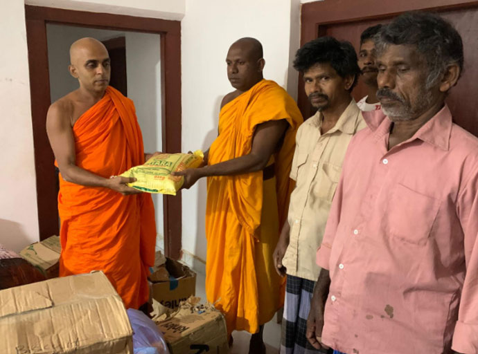 හිමි නමක ගෙන් විහාරස්ථානවලට සහ ජනතාවට ආධාර