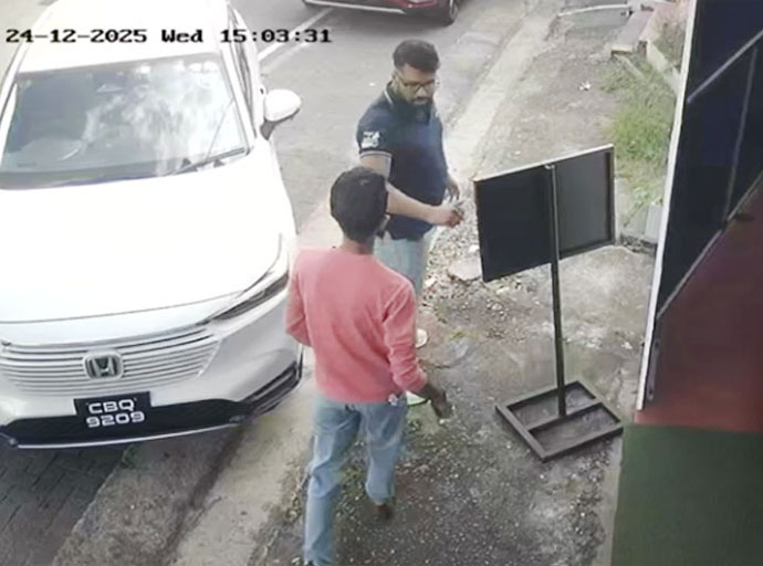  ලසන්තව උස්සා පොළවේ ගැසූ ටියුෂන් ගුරා රිමාන්ඩ්    