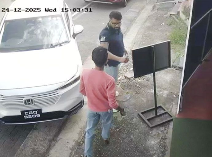 තරිඳු උස්සා පොළවේ ගැසූ ටියුෂන් ගුරා රිමාන්ඩ්    