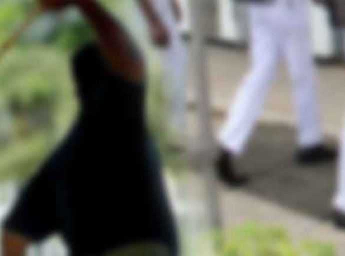 මාලිමා මන්ත්‍රිනියගේ විදුහල්පති සැමියාට එරෙහිව නීතිය ක්‍රියාත්මක නොවීම ගැන දෙමව්පියන්ගෙන් පැමිණිලි