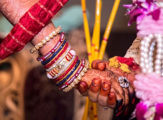 මධුසමය අතරමග නැවතූ අලුත බැන්ඳ යුවළගේ ඛේදනීය ඉරණම