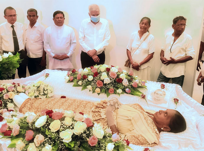 හිටපු ජනාධිපති රනිල් වික්‍රමසිංහ ගීත කෝකිලාවියට අවසන් ගෞරව දක්වයි