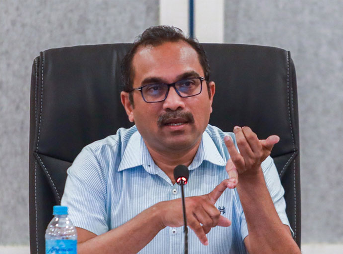 වැඩිපුර විනාඩියක්වත් දෙන්න බැරි බව සභා නායක කියයි. !!!