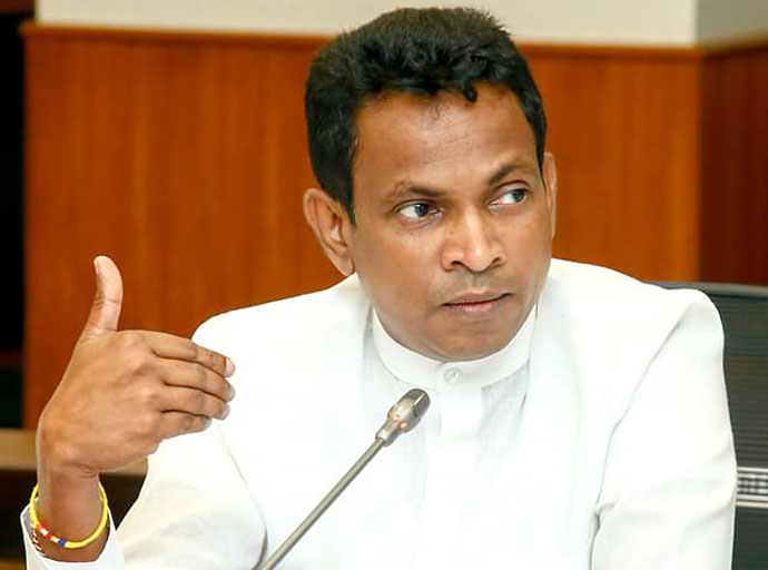 වරදින හැමවිටම නිලධාරීන් බිල්ලට දී ආණ්ඩුව ඇඟ බේරා ගන්නවා - ජානක වක්කුඹුර