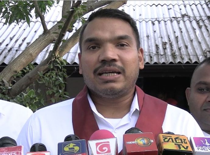 ඉල්ලා අස් විය යුත්තේ හරිණි අමරසූරිය යි - නාමල් රාජපක්ෂ