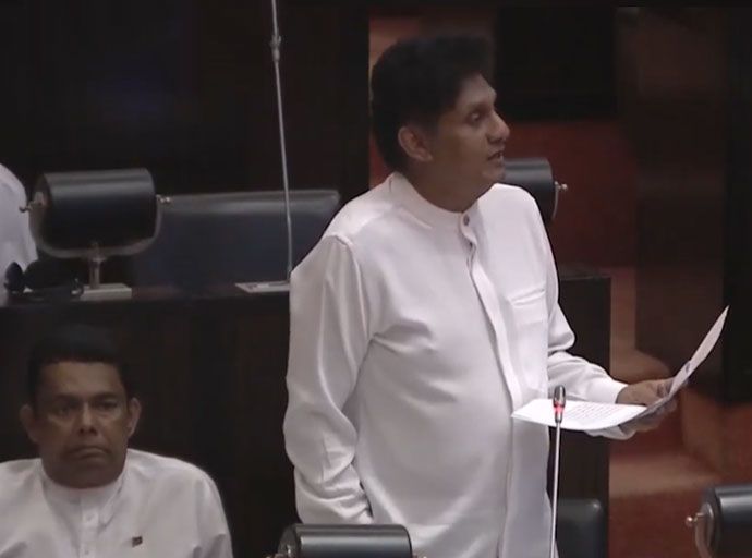 විපක්ෂනායකවරයා පරිසරය පිළිබඳ විමසන විට ආණ්ඩු පක්ෂයෙන් බාධා