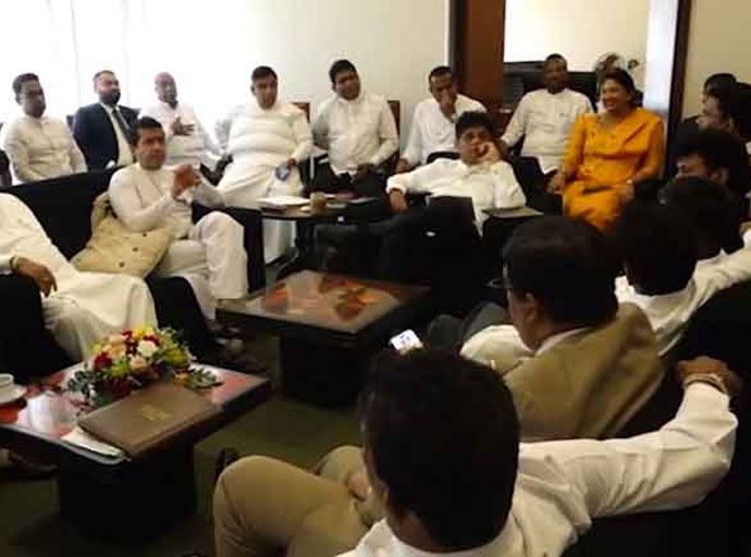 විපක්ෂය අධ්‍යාපන අමාත්‍යවරියට එරෙහි විශ්වාසභංගය අත්සන් කරයි