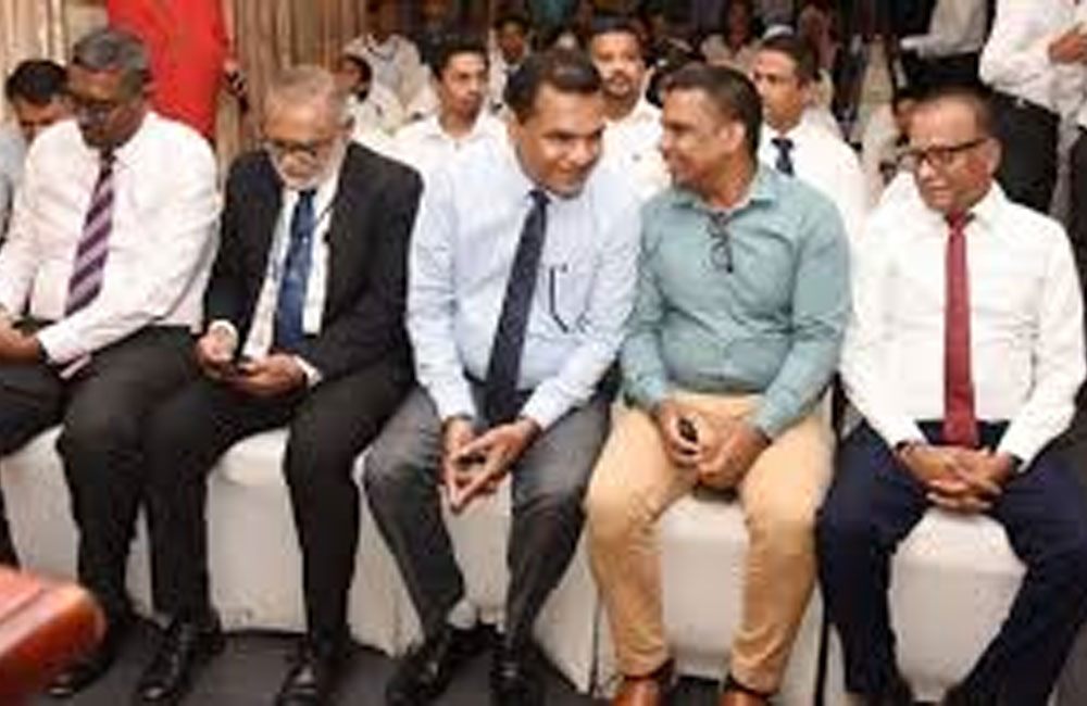 වරාය හා සිවිල් ගුවන් සේවා අමාත්‍ය අනුර කරුණාතිලක මහතා ඇතුළු වරාය බලධාරීන් එම උත්සවයට සහභාගි සිටි අයුරු.