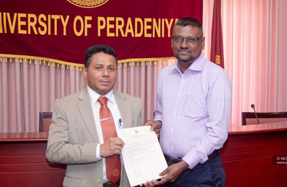 පේරාදෙණිය විශ්වවිද්‍යාලයේ ප්‍රධාන ශිෂ්‍ය විනය පාලක නාවික හමුදාවේ හිටපු ලුතිනන් ඇතුළු පිරිසකට උපහාර