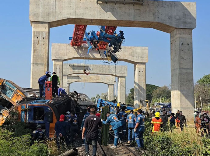 තායිලන්තයේ දුම්රියකට  දොඹකරයක් කඩා වැටේ; 19ක් මරුට  