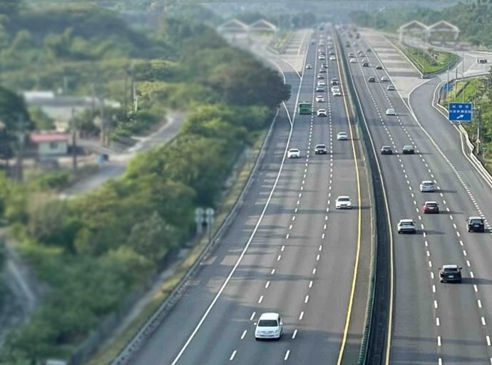 පවතින අධික මීදුම් තත්ත්වය හේතුවෙන් අධිවේගී මාර්ගයේ රථ වාහන ධාවනය කිරීමේදී සැලකිලිමත් වන්න 