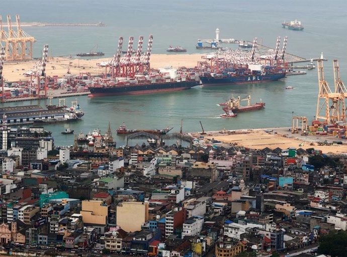 කුණුවලට මුවාවී වරායේ කෝටි ගණනක වැලිවලට විදලා