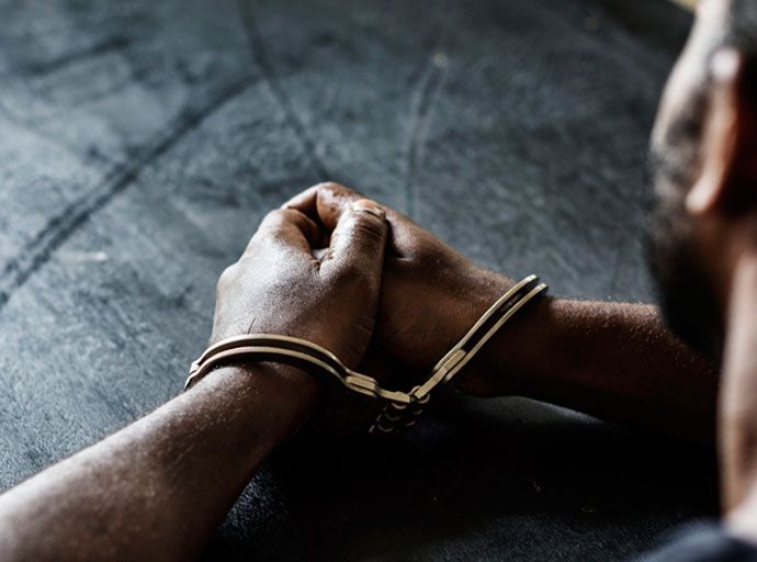 ෆාමසි හිමිකරුවකු මත් ද්‍රව්‍ය  සහ අසභ්‍ය වීඩියෝ ජාවාරමක