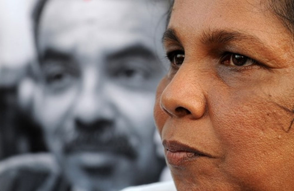 එක්නැ­ලි­ගොඩ අතු­රු­දන් කිරීම : විත්ති­ක­රු­ව­කුට දුන් උසස් වීමක් ගැන එක්නැ­ලි­ගොඩ බිරිය ජන­ප­තිට ලියයි